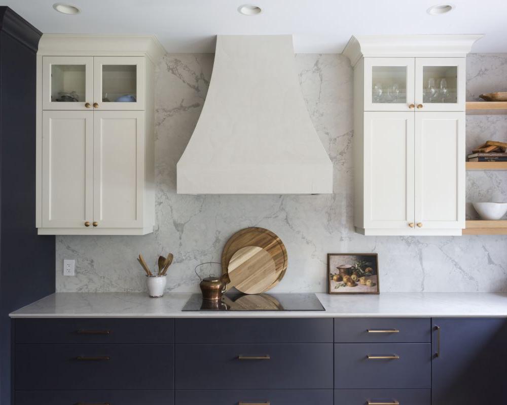 Plaster rangehood with full wall marble backsplash 